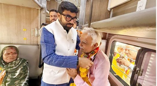 मुख्यमंत्री तीर्थ दर्शन योजना के तीर्थयात्रियों का सांसद ने किया अभिनंदन