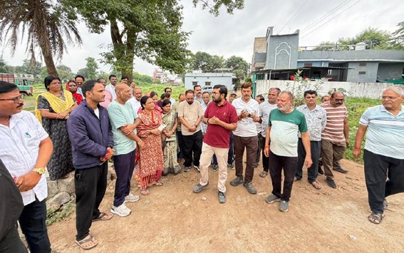सांसद बंटी विवेक साहू ने वार्ड 45 में पौधरोपण कर लोगों से किया संवाद  