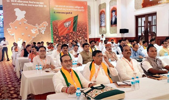 मिशन-2028 के रोडमैप पर मंथन, बैठक में जिलाध्यक्ष शेषराव यादव हुए शामिल