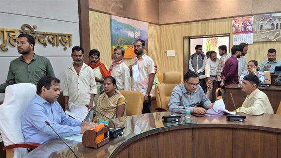 जनसुनवाई में कलेक्टर श्री नारायन ने सुनी 122 लोगों की समस्यायें
