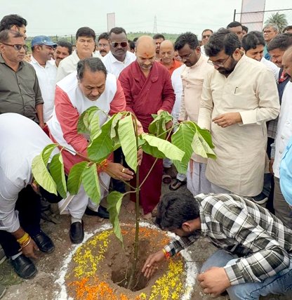 नगर गौरव दिवस पर खजरी के तालाब और बोरिया में किया गया पौधारोपण