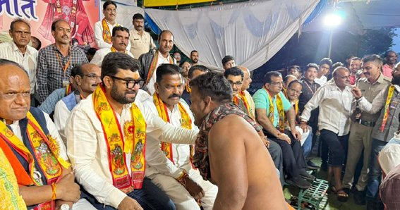 बिछुआ में आयोजित विशाल दंगल प्रतियोगिता में शामिल हुये सांसद