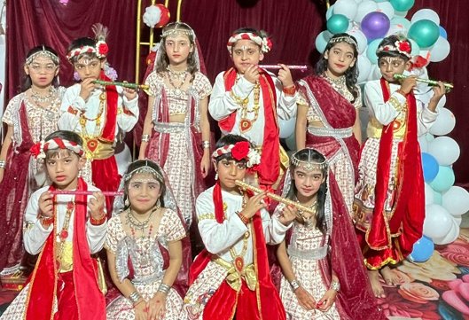 बच्चों ने जन्माष्टमी पर सोशल मीडिया के संतुलित प्रयोग का दिया संदेश