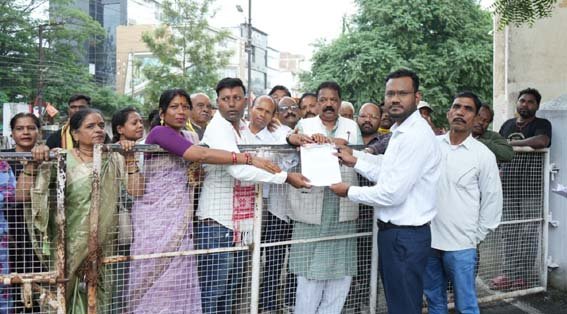 पीड़ित परिवारों को पचास रुपए और एक सदस्य को शासकीय नौकरी की मांग