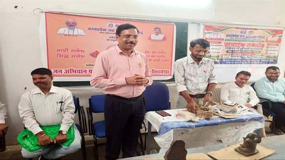 कार्यशाला में सीखा माटी गणेश एवं सिद्ध गणेश की मूर्ति बनाना