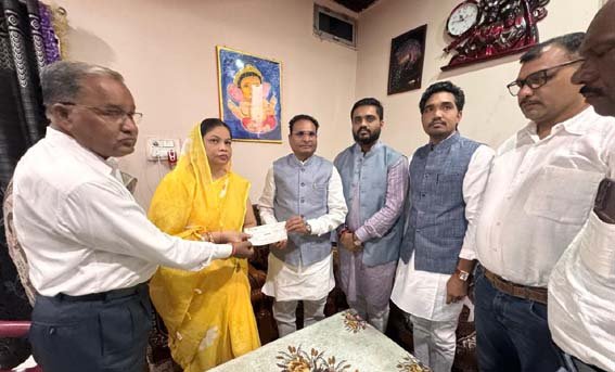 स्व. लोकेश डेहरिया के परिवार को भाजपा ने दी 1 लाख की आर्थिक सहायता