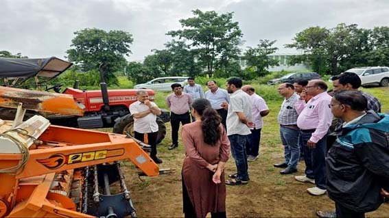 किसानों को किराए पर यंत्र देने वाले संस्थान का निरीक्षण