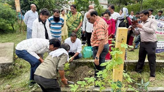 “एक पेड़ मां के नाम” अभियान के तहत वार्ड क्रमांक-7 में पौधरोपण