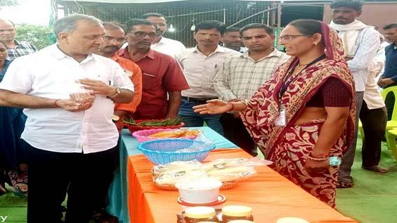 टेमनीखुर्द में संचालित बायो रिसोर्स सेंटर पहुंचे कृषि विभाग संचालक भार्गव