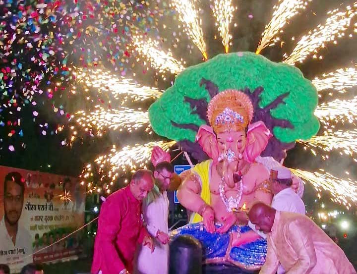 ढोलबाजे और आतिशबाजी के साथ कांग्रेस कार्यालय में विराजे गणेश जी