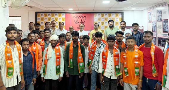 कुंडा मंडल में युवाओं ने ली भाजपा की सदस्यता