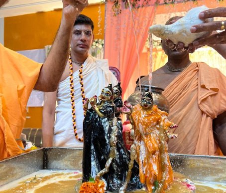 प्रातः मंगल आरती के साथ इस्कॉन मंदिर में मनी राधाष्टमी