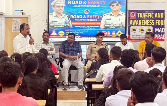 विद्यार्थियों को बताए यातायात नियम, सिग्नल एवं सड़क सुरक्षा के महत्व