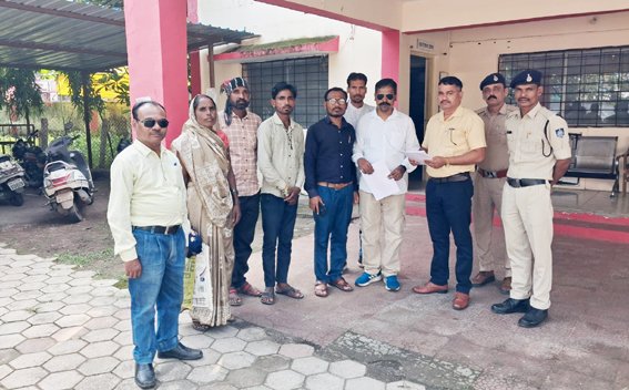 ठेकेदार द्वारा इलाज न कराने को लेकर ओबीसी महासभा ने सौंपा ज्ञापन