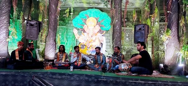 कांग्रेस कार्यालय में विराजे विघ्नहर्ता के समक्ष दी भजनों की प्रस्तुति