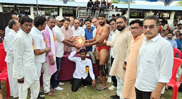 उमरहर दंगल में पहलवानों ने दिखाया दमखम