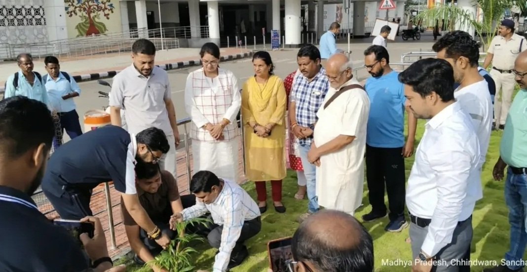 सांसद बंटी विवेक साहू ने रेलवे स्टेशन गार्डन में किया पौधरोपण