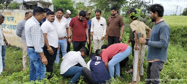 सुबह सैर के साथ पौधरोपण की नई परंपरा विकसित कर रहे सांसद