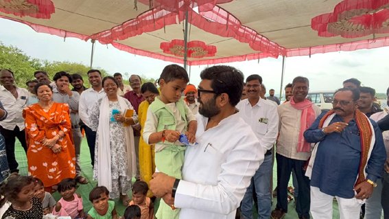 सांसद ने नन्हें बच्चों से सुनी पोयम, जामलपानी में बच्चों से किया संवाद