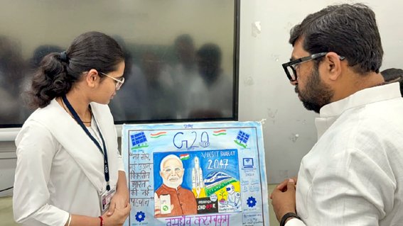विद्यार्थियों के बनाए चित्र और उसके विवरण सुन सांसद हुए अचंभित