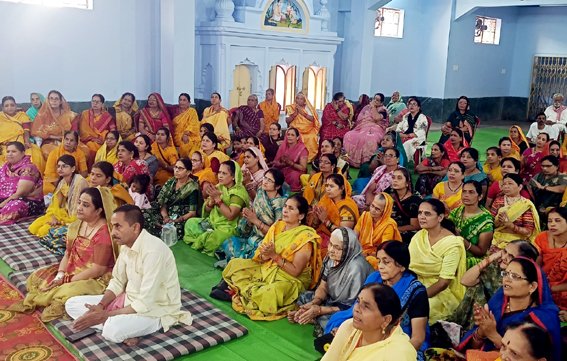 श्रीमद्भागवत कथा के चौथे दिन धूमधाम से मनाया गया श्रीकृष्ण जन्मोत्सव