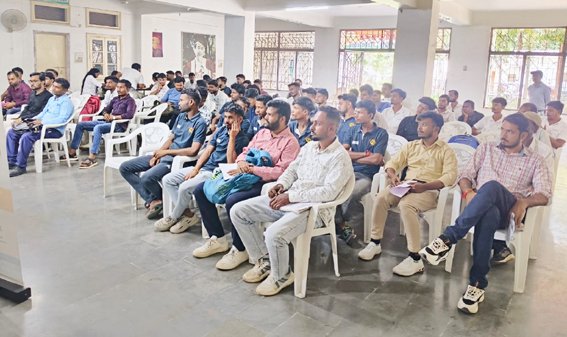 एक ही छत के नीचे चौदह कम्पनियों के लिए हुए साक्षात्कार