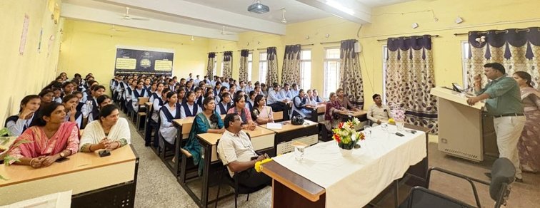कैरियर के लिए तकनीकी शिक्षा के साथ भाषा और संचार कौशल आवश्यक