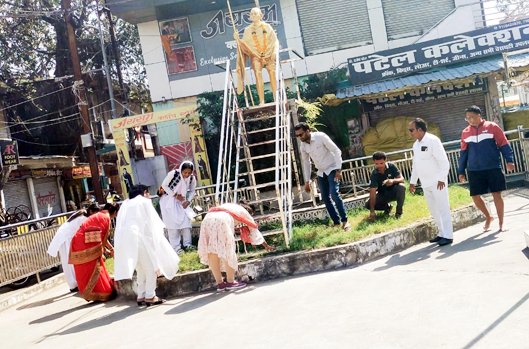 गांधी प्रतिमा के आसपास सेवादल ने चलाया स्वच्छता अभियान