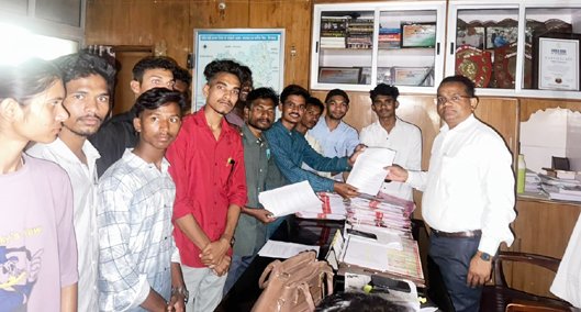 एकलव्य विद्यालय सिंगारदीप में अनियमितताएं एनएसयूआई ने दिया ज्ञापन
