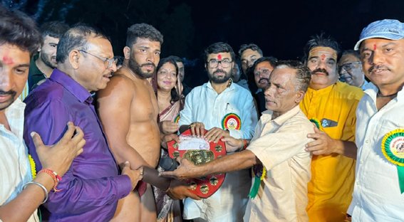 छिंदा सेठिया में आयोजित विशाल दंगल प्रतियोगिता में शामिल हुये सांसद 