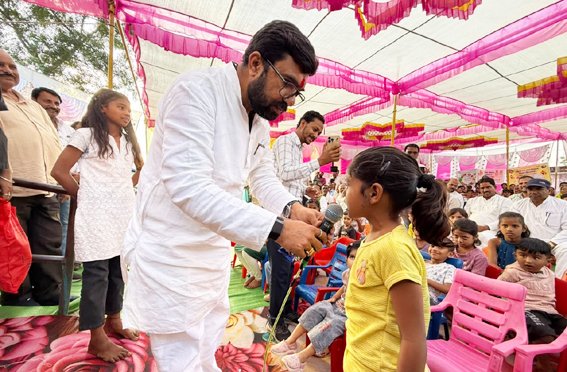 जब सांसद बंटी विवेक साहू ने नन्हें बच्चों से सुनी पोयम