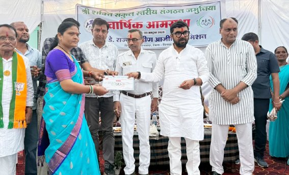उत्कृष्ट कार्य करने वाली दीदियों एवं समूहों का सांसद ने किया सम्मान
