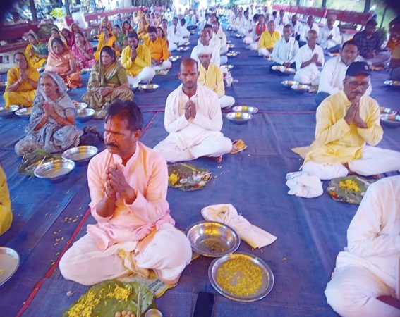 गायत्री परिवार ने कराया लिंगा कालीरात में सामूहिक तर्पण