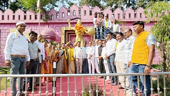 कांग्रेस ने वीरांगना रानी दुर्गावती के चरणों में टेका माथा