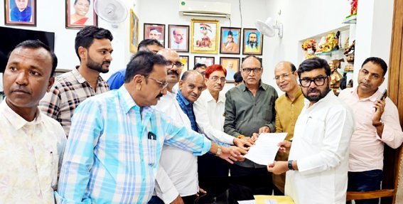 संविदा विद्युत अधिकारी-कर्मचारियों के नियमितीकरण को लेकर सांसद को सौंपा ज्ञापन