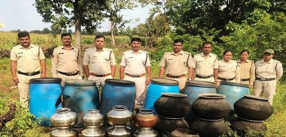 अवैध शराब के अड्डों पर आबकारी एवं पुलिस की संयुक्त दबिश