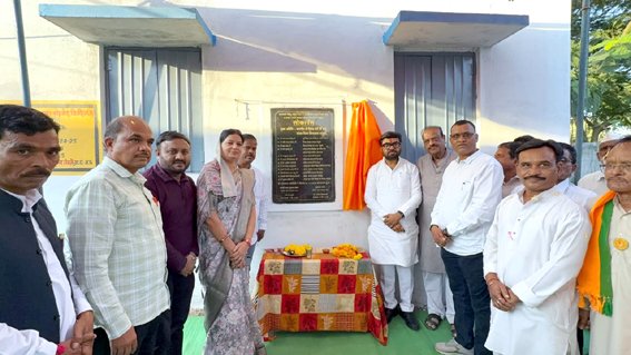 सांसद ने मोहखेड़ और मऊ में बने अतिरिक्त कक्षों का किया लोकार्पण