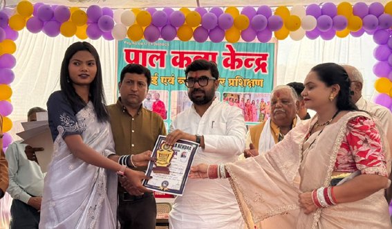 सिलाई और ब्यूटी पार्लर के प्रशिक्षणार्थियों को मिले प्रमाण पत्र