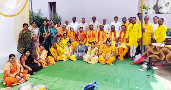 गायत्री परिवार ने आनंदम टाउनशिप में कराया सामूहिक तर्पण