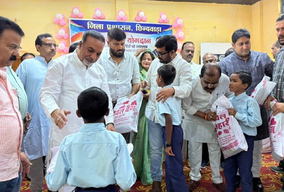 अनाथ जरूरतमंद विद्यार्थियों को बांटी शैक्षणिक सामग्री