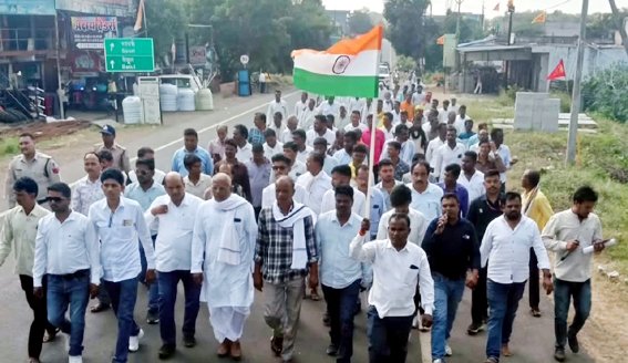 सांवरी में किसानों ने अपनी मांगों को लेकर दिया धरना