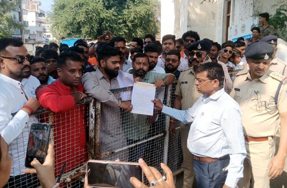 विश्व हिंदू परिषद-बजरंग दल ने की गरबा में फिल्मी गानों पर रोक की मांग