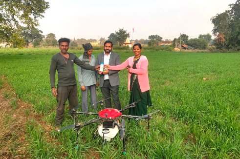 झामटा की लक्ष्मी बाई ड्रोन तकनीक से कर रही खेती और पशुपालन
