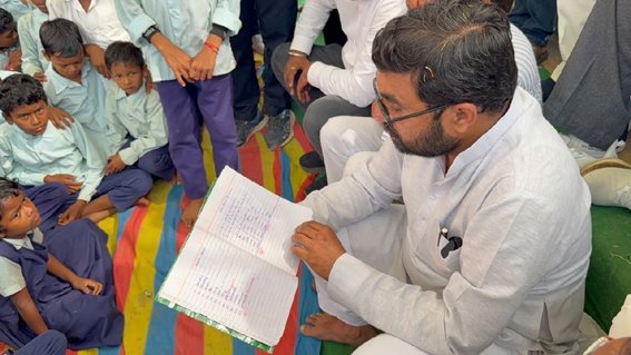 स्कूली बच्चों के साथ सांसद बंटी विवेक साहू ने किए सवाल-जवाब