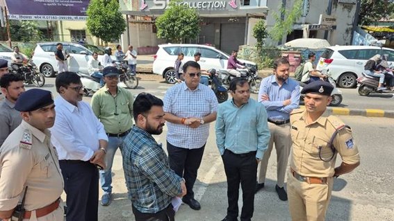यातायात व्यवस्था सुधारने ईएलसी चौराहा पहुंचे कलेक्टर