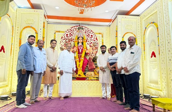 सारना, सिंगोड़ी सहित जिले के अन्य दुर्गा मंदिरों में सांसद ने टेका माथा