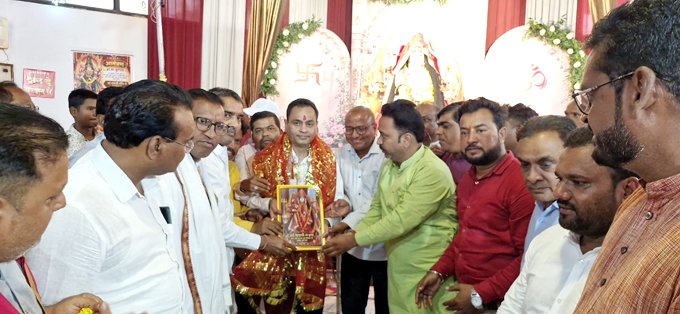 दुर्गा मंदिर और शोकाकुल परिवारजनों के बीच पहुंचे नकुलनाथ