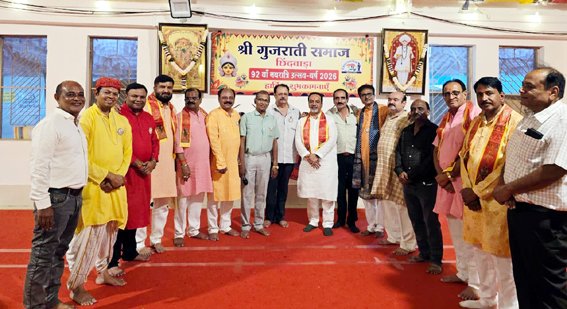 गुजराती समाज गरबा महोत्सव में शामिल हुए भाजपा जिलाध्यक्ष शेषराव यादव