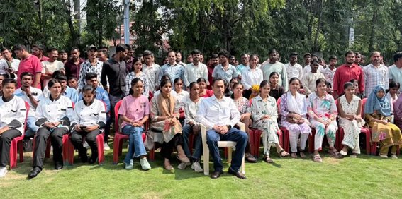 स्किल सेन्टर से प्रशिक्षण प्राप्त करने वाले युवाओं से मिले नकुलनाथ