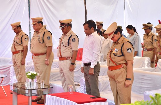 वीर शहीद पुलिसकर्मियों को पुष्पचक्र अर्पित कर दी श्रद्धांजलि